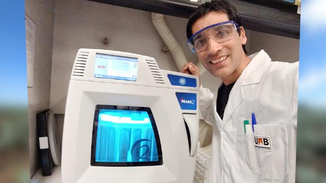 Fernando Muñoz realiza la evaluación de la calidad nutricional de muestras de alfalfa, bioenriquecidas con selenio, en el laboratorio del Departamento de Química de la Universidad Autónoma de Barcelona. Crédito de la imagen: Fernando Muñoz