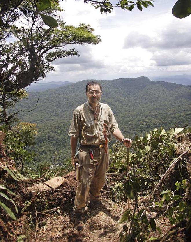 El entomólogo Ted Schultz, curador de hormigas en el Museo Nacional de Historia Natural del Smithsonian y autor principal del nuevo artículo, en una expedición de recolección de hormigas a las montañas Acarai del sur de Guyana en octubre de 2006. Crédito de la imagen. Jeffrey Sosa-Calvo