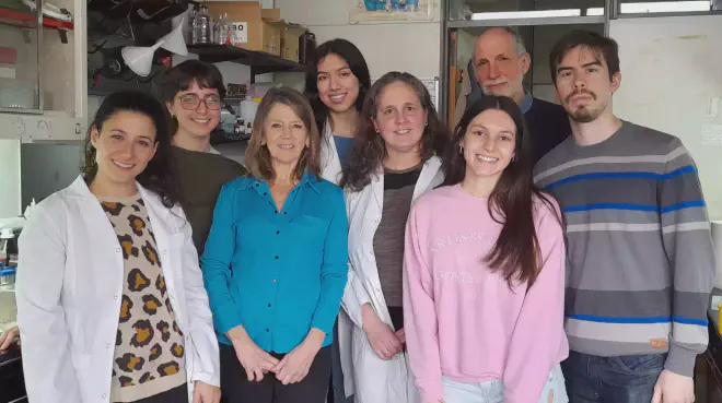 Briea Gasca (centro, atrás) con todo el grupo que dirige Ángeles Zorreguieta (camisa turquesa) en el Instituto Leloir