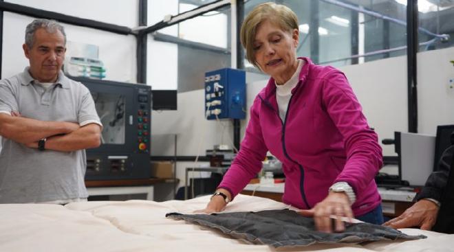 La física del CONICET, Silvia Goyanes, y una muestra de la manta biotecnológica para enfrentar derrames petroleros sin riesgo de incendios