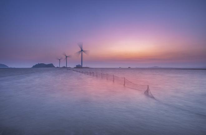 Molinos de viento en el mar