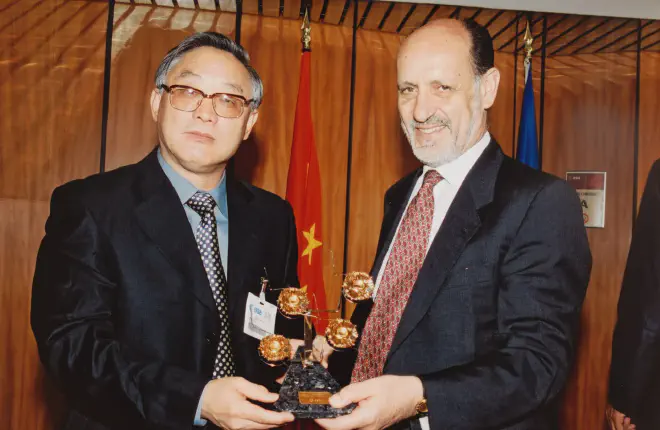 Luan Enjie (CNAS) y Antonio Rodotá (ESA) el 9 de julio de 2001