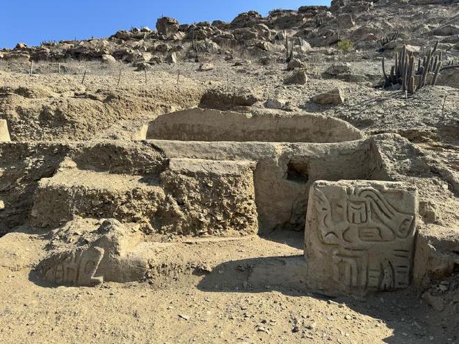 Un nuevo sitio arqueológico, teatro y templo, que incluye -a la derecha- el tallado de un ave mitológica en La Otra Banda, Cerro Las Ánimas, antes que el complejo fuera saqueado