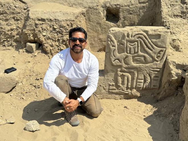 Luis Muro Ynoñán, del Field Museum de Chicago, con la talla de una criatura mitológica alada y con rasgos reptilianos, en La Otra Banda, Cerro Las Animas, Perú