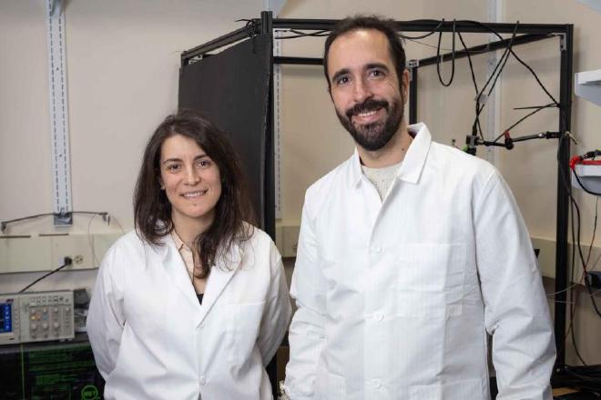 Azahara Oliva, izquierda, y Antonio Fernández-Ruiz, ambos profesores asistentes de Neurobiología y comportamiento