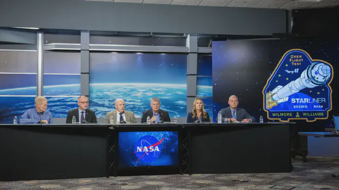 El administrador de la NASA, Bill Nelson, el primero a la izquierda, y otros funcionarios durante la conferencia de prensa en vivo que brindaron este sábado 24 de agosto de 2024 en el Centro Espacial Johnson de la agencia en Houston, donde anunciaron que Starliner, de Boeing regresará sin la tripulación que llevó a la Estación en junio pasado