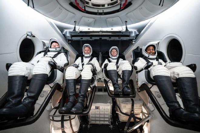 De derecha a izquierda, miembros de la tripulación SpaceX Crew-9 de la NASA Stephanie Wilson, especialista en misiones; Zena Cardman, comandante; Nick Hague, piloto; y el cosmonauta de Roscosmos Alexander Gorbunov, especialista en misiones, posan para una fotografía grupal en la sede de SpaceX en Hawthorne, California, el lunes 6 de mayo de 2024. Crédito de la imagen: SpaceX