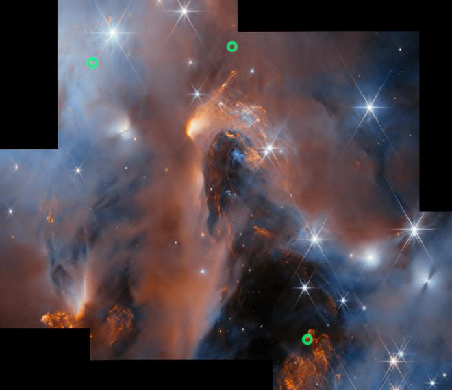 Nuevo mosaico de la vista de campo amplio del estudio espectroscópico del Telescopio Espacial James Webb de NGC1333, Los tres de los objetos de masa planetaria en libre flotación recién descubiertos aparecen indicados por anillos verdes