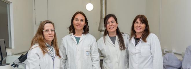 Virginia Aissa, Ariana Zoppi, Diamela Rocca y Cecilia Becerra. La quinta integrante es Jazmín Silvero Compagnucci, quien actualmente realiza un posdoctorado en el Departamento de Química de la Universidad de Ottawa (Canadá).