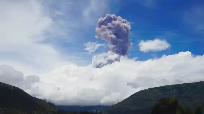 Emisión de ceniza en Tungurahua observada desde el Observatorio del Volcán Tungurahua el 26 de febrero de 2016