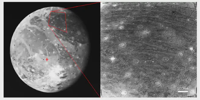 En gran parte de su superficie, Ganímedes, la luna de Júpiter, está cubierta por surcos (derecha) que forman círculos concéntricos alrededor de un punto específico (izquierda, cruz roja), lo que llevó a los investigadores en los años &lsquo;80 a concluir que eran el resultado de un evento de impacto importante