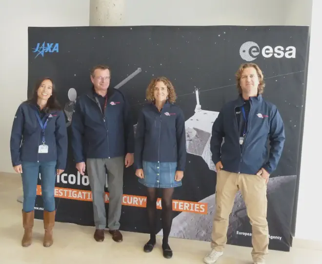 Parte del equipo de BepiColombo en ESAC.  De izquierda a derecha, Santa Martínez, coordinadora del procesamiento científico y archivo; Mauro Casale jefe de desarrollo segmento de tierra científico de BepiColombo; Sara de la Fuente, coordinadora de planificación científica y operaciones y Raymond Hoofs, ingeniero de operaciones científicas