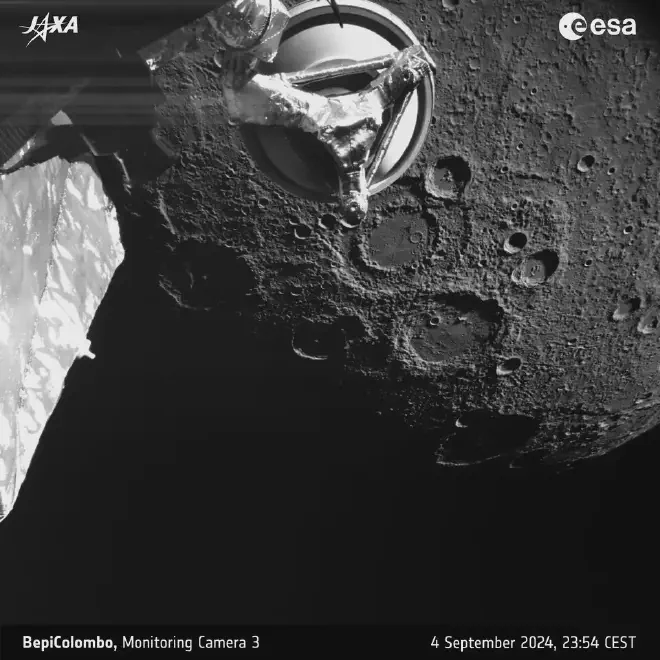 La parte iluminada por el sol de Mercurio aparece en la parte superior derecha de esta imagen, tomada a las 23:54 CEST del 4 de septiembre de 2024. La imagen fue captada por la cámara de seguimiento 3 del Módulo de Transferencia de Mercurio (M-CAM 3), cuando la nave espacial se encontraba a unos 555 km. de la superficie del planeta. La superficie de Mercurio alberga muchas características geológicas fascinantes. De especial interés es la cuenca del anillo de picos de Stoddart: un misterioso cráter de impacto de 155 km de ancho que no tenía nombre hasta el mes pasado. La parte posterior de la antena de alta ganancia del Mercury Planetary Orbiter y parte del cuerpo de la nave espacial también son visibles frente a Mercurio en esta imagen. Mercury Planetary Orbiter es uno de los dos orbitadores que se separarán de la nave espacial tras su llegada a la órbita alrededor de Mercurio. Crédito de la imagen: ESA-M-CAM 3