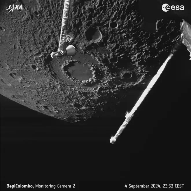 Esta imagen fue tomada a las 23:53 CEST (Europa) por la Cámara de Seguimiento 2 del Módulo de Transferencia de Mercurio (M-CAM 2), cuando la nave se encontraba a unos 355 km de la superficie del planeta. La superficie de Mercurio alberga muchas características geológicas fascinantes, de las cuales la cuenca del anillo de picos Vivaldi, que lleva el nombre del famoso compositor italiano Antonio Vivaldi (1678-1741), es una de las más espectaculares. Vivaldi mide 210 kilómetros de ancho y, como BepiColombo lo vio tan cerca de la línea del amanecer, su paisaje está bellamente resaltado por las sombras. En la imagen también se encuentran la antena de ganancia media del Mercury Planetary Orbiter (arriba en el centro) y el brazo del magnetómetro (derecha). El norte está en la parte inferior izquierda. Crédito de la imagen: ESA/BepiColombo/MTM