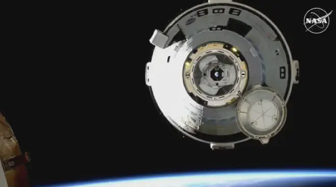 La nave espacial Starliner no tripulada se aleja de la Estación Espacial Internacional poco después de desacoplarse del módulo Harmony. Crédito: NASA+