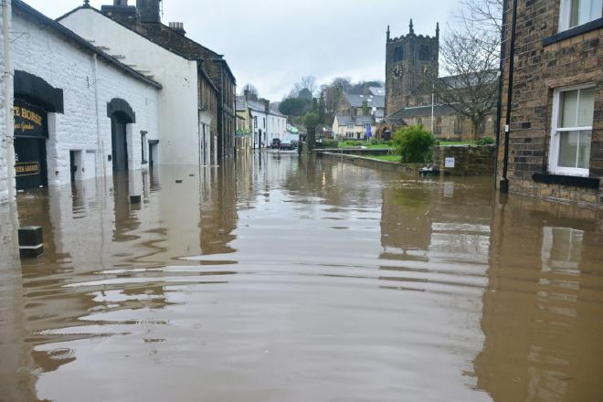 Foto de inundación en Old Main Street, Bingley, Reino Unido. Crédito de Chris Gallagher