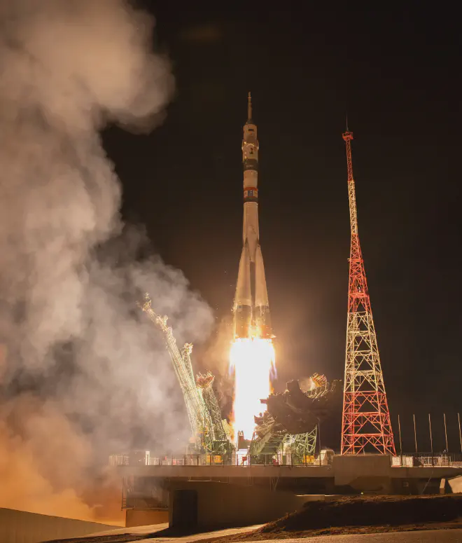 El cohete Soyuz, con la nave espacial Soyuz MS-26 en la parte superior, en el momento del lanzamiento hacia la Estación Espacial Internacional, con los miembros de la tripulación de la Expedición 72: el astronauta de la NASA, Don Pettit, los cosmonautas de Roscosmos, Alexey Ovchinin e Ivan Vagner. El lanzamiento se realizó hoy, 11 de septiembre de 2024, dese el cosmódromo de Baikonur en Kazajstán. Crédito de la imagen: NASA/Bill Ingalls