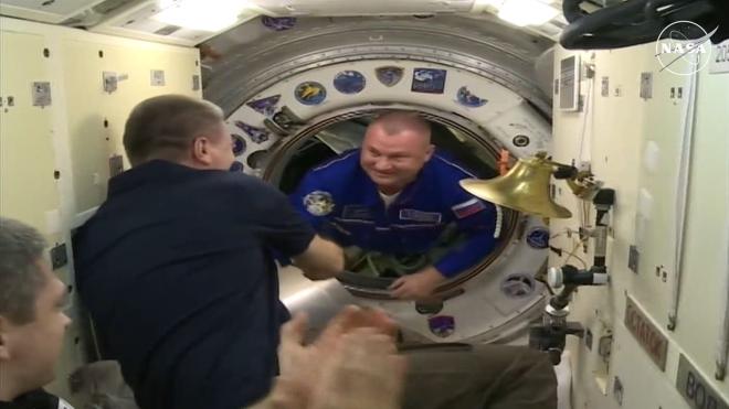 Kononenko, comandante de la Estación, y Ovchinin, comandante de la Soyuz MS-26 se estrechan la mano