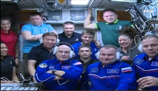 Una multitud en la Estación. Doce humanos, astronautas de la NASA, cosmonautas de Roscosmos, en un espacio apretado, mientras Ovchinin, Pettit y Vagner se comunicaban con los respectvos centros de control de misión