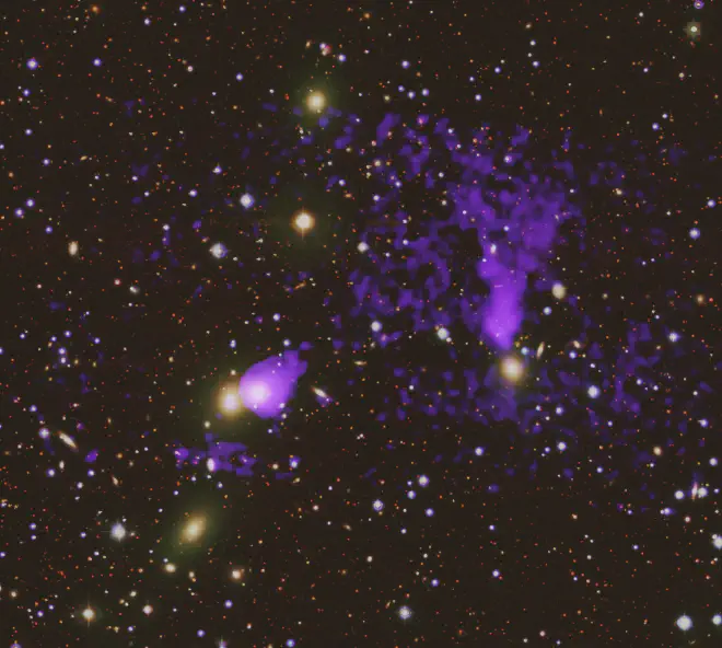 Aquí vemos una imagen compuesta de dos pares de colas de gas caliente encontradas dentro de un solo cúmulo de galaxias. Crédito de la imagen: X-ray: NASA/CXC/Xiamen Univ./C. Ge; Optical: DESI collaboration; Image Processing: NASA/CXC/SAO/N. Wol