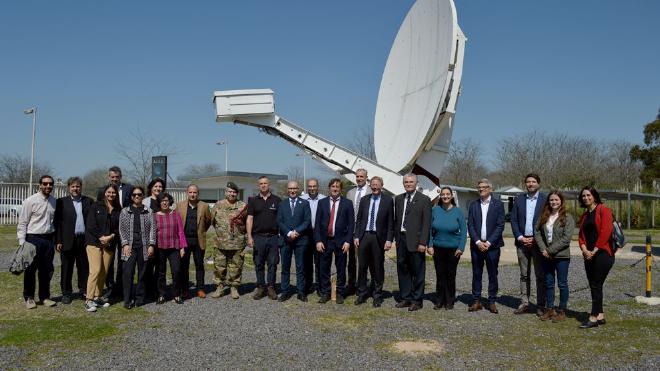 Autoridades del CONICET, de la Agencia Federal de Cartografía y Geodesia de Alemania, técnicos y científicos, posan ante el radiotelescopio del Observatorio Argentino-Alemán de Geodesia AGGO, uno de los más completos del mundo. Fotos: CONICET Fotografía/R. Baridón