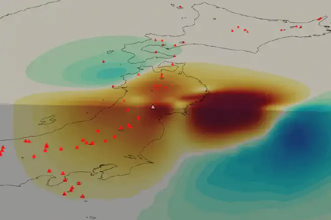 El gráfico muestra la rigidez de la corteza terrestre debajo de Japón. La imagen revela el límite donde la placa continental de Japón (una gran mancha de color rojo oscuro) choca con la placa oceánica más rígida (una gran mancha de color azul oscuro). Las manchas más pequeñas de color rojo oscuro en el centro de la imagen son probablemente un sistema de magma que alimenta los volcanes de Japón (triángulos rojos). La imagen se creó utilizando datos recopilados con una nueva técnica de imágenes de deformación desarrollada por investigadores de UT Austin. Crédito: Simone Puel