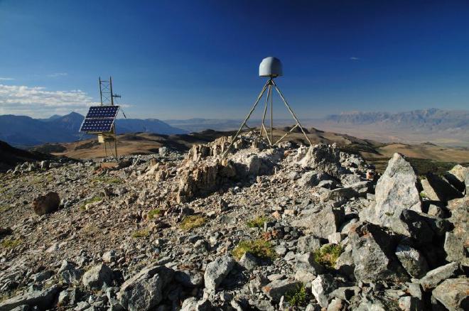 Una estación de GPS en lo alto de las montañas de Sierra Nevada. Investigadores de la Universidad de Texas en Austin utilizaron redes GPS para obtener imágenes del interior del planeta. Crédito de la imagen: UNAVCO/National Science Foundation