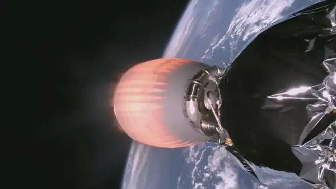 El motor de la segunda etapa del Falcon Heavy de SpaceX completa su combustión después de lanzar la nave espacial Europa Clipper de la NASA desde el Complejo de Lanzamiento 39A en el Centro Espacial Kennedy de la agencia en Florida, ayer, 14 de octubre de 2024. Y sí, detrás está nuestro hogar terrestre. Crédito de la foto: NASA+