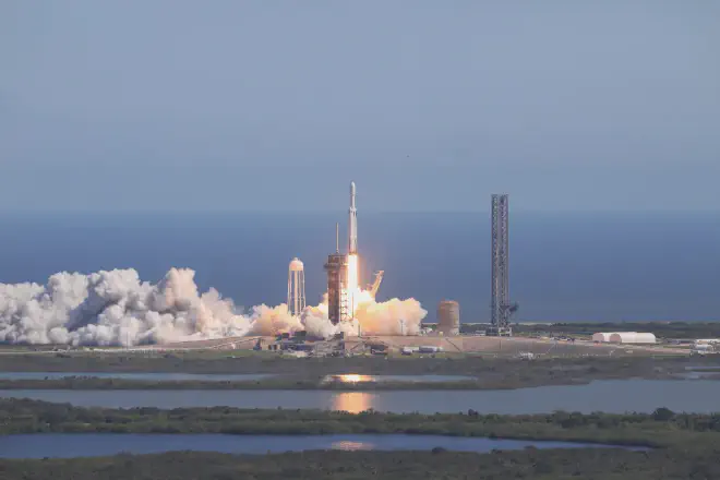 Un cohete Falcon Heavy de SpaceX que transporta la nave espacial Europa Clipper de la NASA despega del complejo de lanzamiento 39A en el Centro Espacial Kennedy de la NASA en Florida a las 12:06 p. m. EDT de ayer, lunes 14 de octubre de 2024. Crédito de la foto: NASA/Kim Shiflett