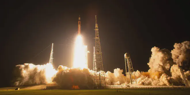 El cohete Space Launch System de la NASA para el transporte de la nave espacial Orión durante el lanzamiento en la prueba de vuelo Artemis I en 2022. Crédito: NASA/Joel Kowsky