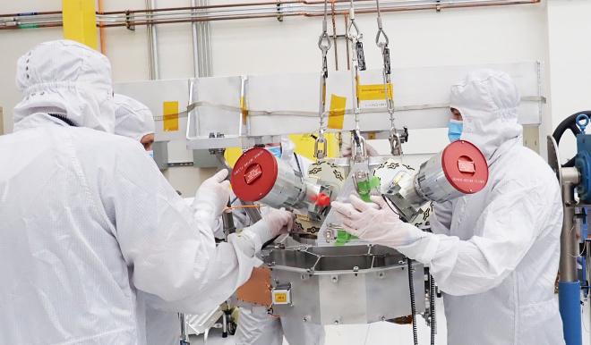 Los ingenieros de la misión Europa Clipper de la NASA trabajan con los rastreadores de estrellas de la nave espacial en una sala limpia en el Laboratorio de Propulsión a Reacción de la agencia en 2022. Los rastreadores de estrellas, que se utilizan para orientar la nave espacial, se ven aquí con cubiertas rojas para proteger sus lentes. Crédito: NASA/JPL-Caltech