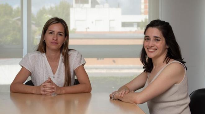 Noelia Nikoloff (izquierda) y Ana Carranza Martin, las dos investigadoras a cargo de los ensayos, que impactan en la determinación de infertilidad humana, entre otras condiciones de salud, que ofrecen a una amplia gama de industrias cosméticas, alimenticias, agropecuarias. Crédito de la imagen: CONICET