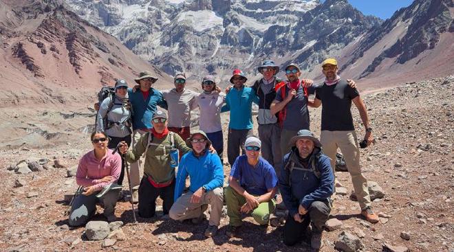 Imagen del grupo completo en Plaza Francia, con la pared Sur del Aconcagua por detrás. Crédito de la imagen: Pablo Betancourt