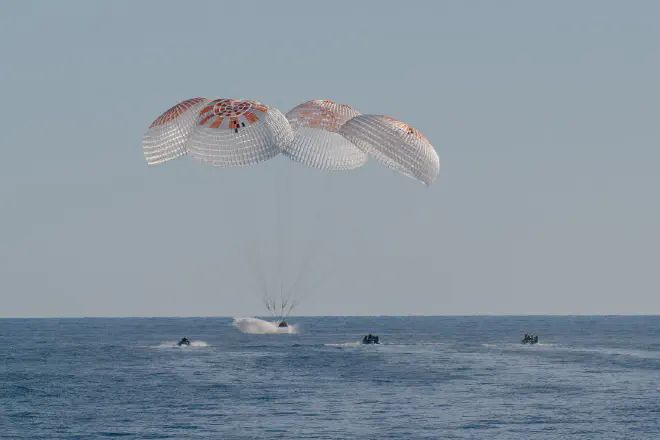 Los astronautas de la NASA Nick Hague, Suni Williams, Butch Wilmore y el cosmonauta de Roscosmos Aleksandr Gorbunov amerizaron en una nave espacial Dragon de SpaceX en el agua frente a la costa de Tallahassee, Florida, el 18 de marzo de 2025. Hague, Gorbunov, Williams y Wilmore regresaron de una expedición científica de larga duración a bordo de la Estación Espacial Internacional. Crédito de la imagen: NASA/Keegan Barber