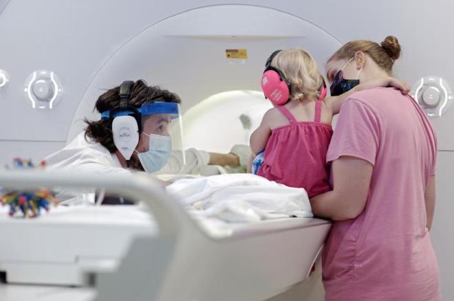 Nick Turk-Browne (izquierda) preparando a un niño y a sus padres para un estudio de resonancia magnética infantil en el Centro de Imágenes Cerebrales (ahora BrainWorks) de la Universidad de Yale, alrededor de 2021. Crédito de la imagen: 160/90
