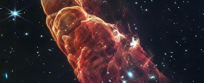 El Telescopio Espacial James Webb capturó una hermosa yuxtaposición del cercano flujo de salida protoestelar conocido como Herbig-Haro 49/50 con una galaxia espiral perfectamente posicionada y más distante. Debido a la proximidad de este objeto Herbig-Haro a la Tierra, esta nueva imagen infrarroja compuesta del flujo de salida de una estrella joven permite a los investigadores examinar detalles a pequeñas escalas espaciales como nunca antes. Con Webb, podemos comprender mejor cómo la actividad de los chorros asociada con la formación de estrellas jóvenes puede afectar su entorno circundante. Crédito: NASA, ESA, CSA, STScI