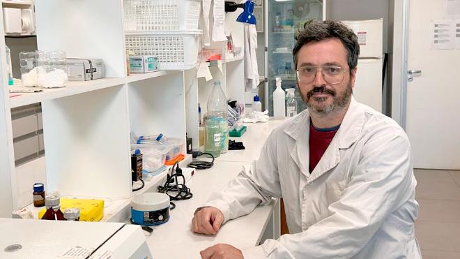 Ignacio Cebrián en el laboratorio del IHEM. Foto: CONICET Mendoza.