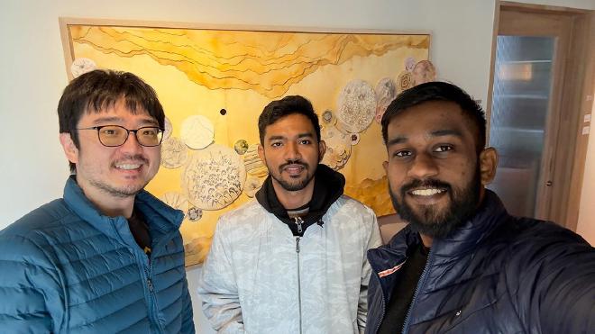 Algunos miembros del equipo de investigación: Profesor Asociado Especialmente Designado Tony Z. Jia (izquierda), estudiantes visitantes Navaniswaran Tharumen (centro) y Mahendran Sithamparam (derecha). Este estudio fue impulsado por estudiantes visitantes de Malasia y Taiwán, con el apoyo del personal de ELSI, investigadores y otros colaboradores, y demuestra que el futuro de la química prebiótica en Asia es prometedor. Crédito: Mahendran Sithamparam de la Universidad Nacional de Malasia