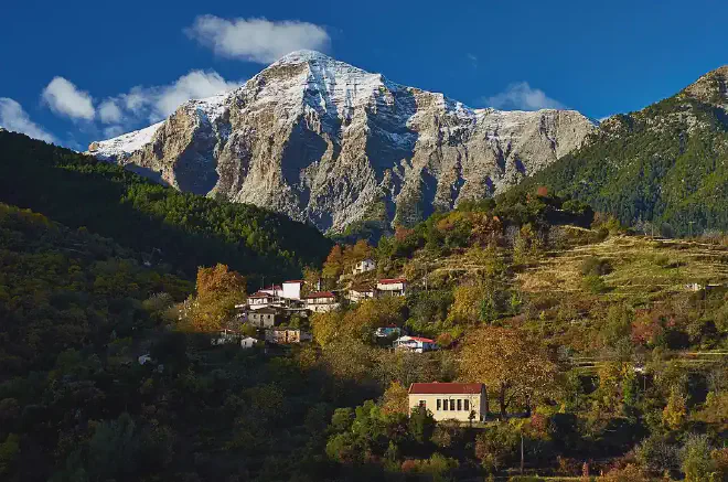 Aroania (griego: Αροάνια), también conocido como Helmos o Chelmos,​ es una cadena montañosa en Acaya, en la península del Peloponeso, Grecia. Crédito de la imagen: 	Georgikopoulos Manolis