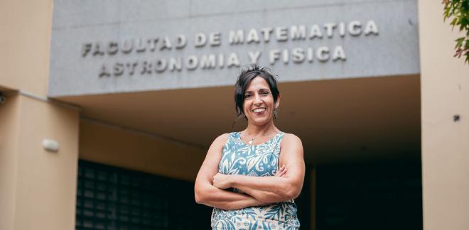 Verónica I. Marconi, profesora e investigadora en la Famaf y el Conicet, dentro del Instituto de Física Enrique Gaviola (IFEG).