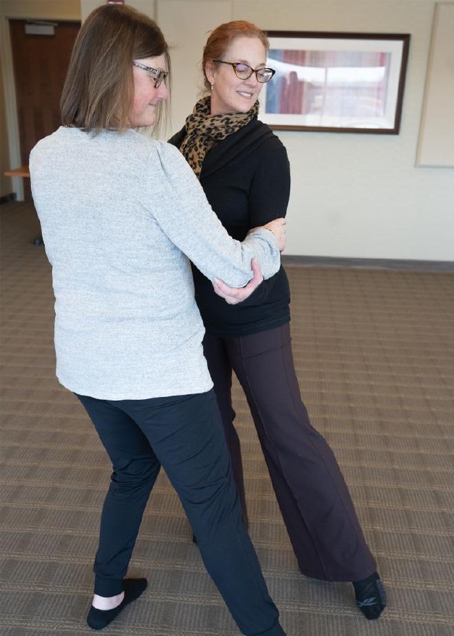 Lise Worthen-Chaudhari (derecha) le enseña a Aimee Kain (izquierda) el tango argentino adaptado, una versión diseñada para proteger a los pacientes con neuropatía y evitar que se caigan mientras bailan. Crédito: The Ohio State University Comprehensive Cancer Center