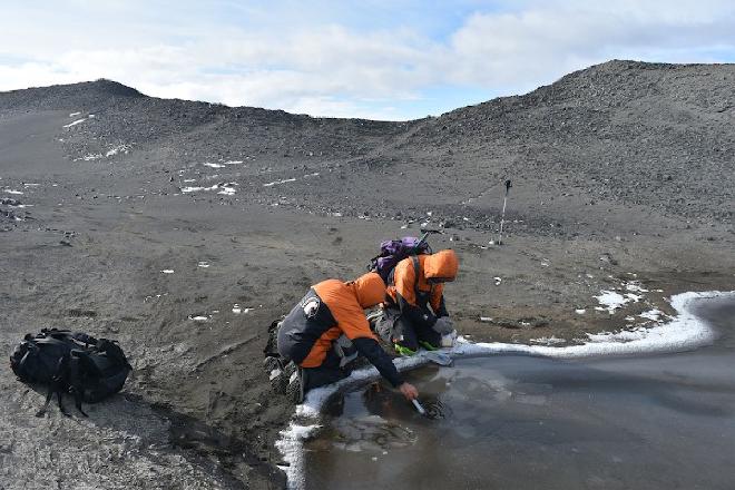 Researchers Ian Hawes of the University of Waikato and Marc Schallenberg of the University of Otago measure the physicochemical conditions of a meltwater pond. Credit: Roger Summons