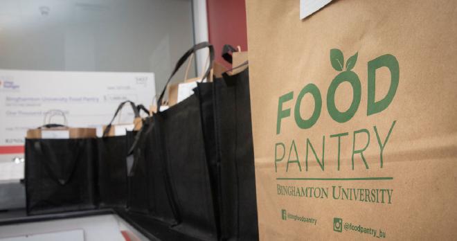 En 2019, se inauguró una despensa de alimentos en el campus de la Universidad de Binghamton para ayudar a los estudiantes con inseguridad alimentaria. Crédito de la imagen: Jonathan Cohen.
