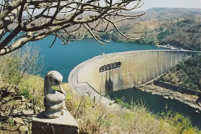 Represa Kariba, construida en el río Zambeze, entre Zimbabue y Zambia, en la década de 1950, contiene el embalse artificial más grande del mundo. Crédito: Dave Cross CC BY-NC-SA.