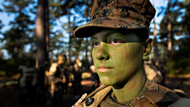 La foto muestra a la primera mujer soldado de infantería estadounidense, Christina Fuentes Montenegro. La foto es una de las 26.000 imágenes que el Pentágono ha marcado para su eliminación de los sitios web del ejército estadounidense, ya que no se alinea con los puntos de vista de la administración Trump. (Crédito de la imagen: Alamy)