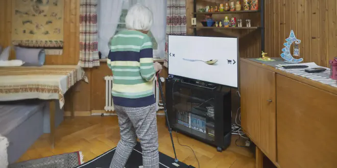 By stepping to the right, a study participant confirms that the product was on the shopping list. (Image: Jonas Weibel)
