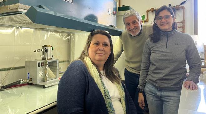 Research group with the particle accelerator of the Agrobiotec platform. Images: courtesy of the researchers