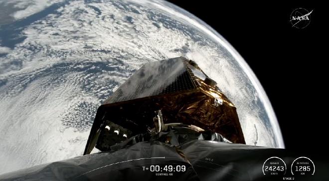 Copernicus Sentinel-6 has become the gold standard reference mission to monitor and record sea-level rise. The mission’s main instrument is the Poseidon-4 dual-frequency (C-band and Ku-band) radar altimeter. Developed by ESA, the altimeter measures sea-surface height. It also captures the height of ‘significant’ waves as well as wind speed to support operational oceanography. Image credit: NASA/SpaceX