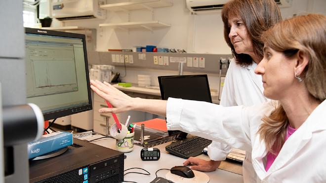 María Eugenia Monge y Gabriela Ropelato en el laboratorio, Crédito de la imagen: CONICET Fotografía/ Verónica Tello