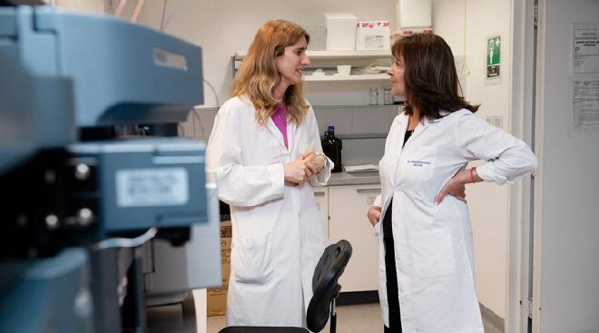 María Eugenia Monge y Gabriela Ropelato en el laboratorio. Crédito de la imagen: Fotografía CONICET/ Verónica Tello.